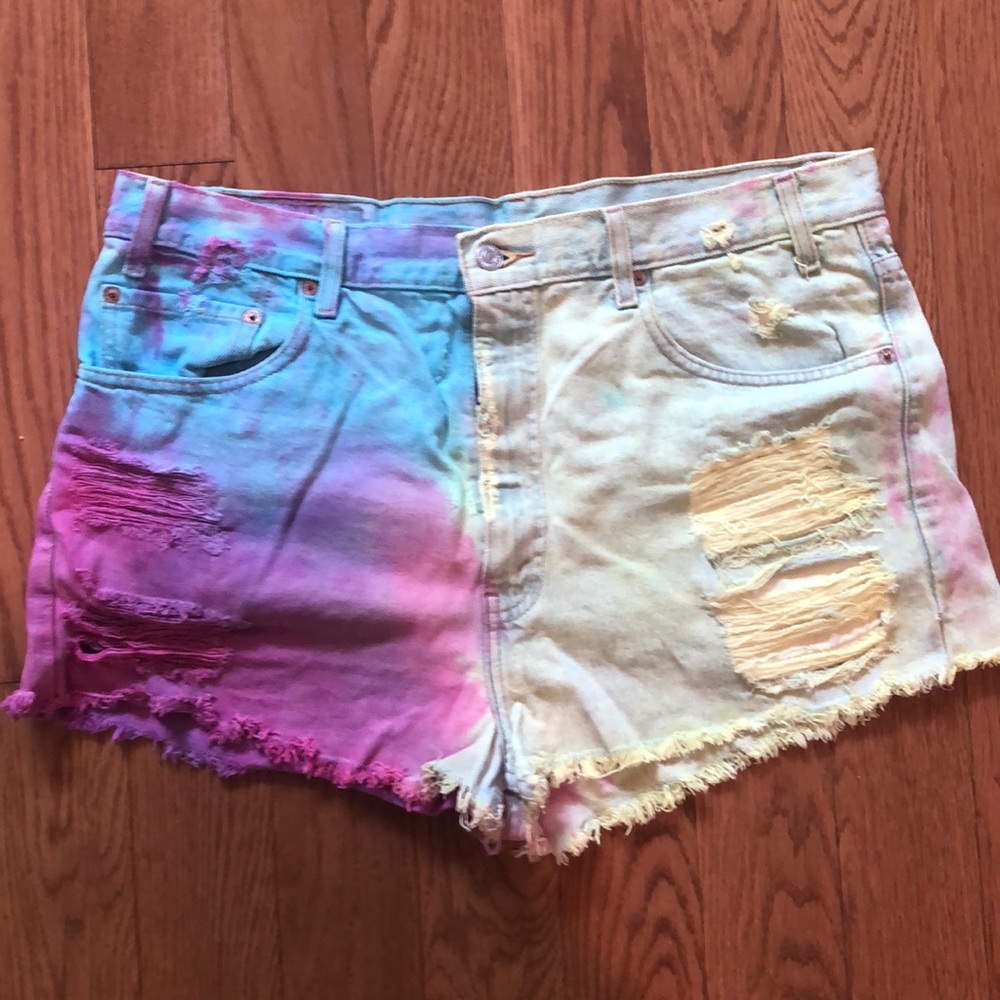 Tie dye Levi’s cut off shorts